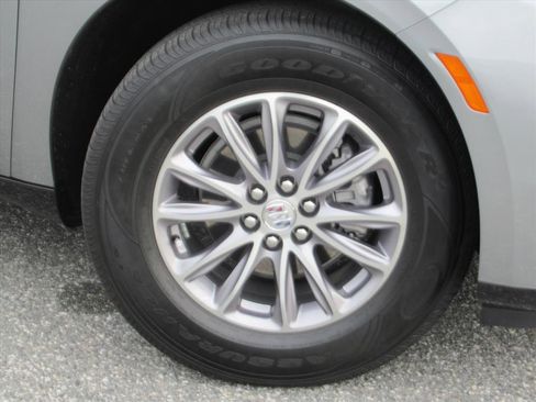 Used 2023 Buick Enclave Essence image 7