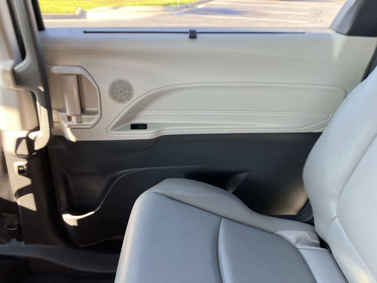 Used 2023 Toyota Sienna XLE FWD image 32