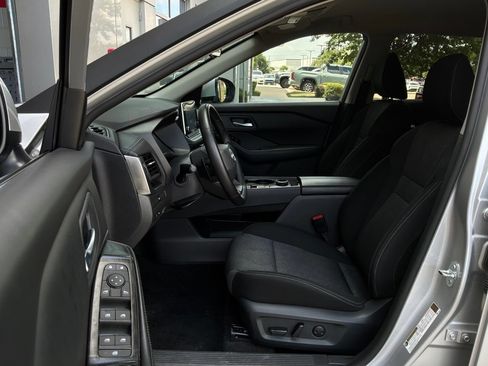 Used 2025 Nissan Rogue SV AWD/4WD image 10