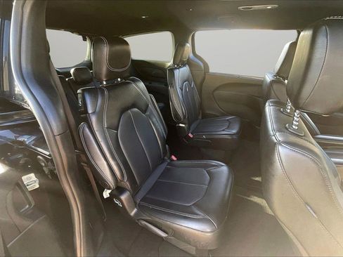 Used 2025 Chrysler Pacifica Select FWD image 24