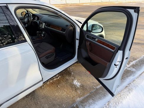 Used 2013 Volkswagen Touareg Sport image 35