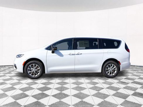 New 2026 Chrysler Pacifica Limited AWD/4WD image 9