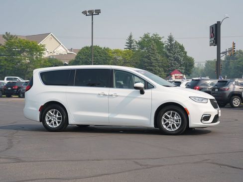 Used 2023 Chrysler Pacifica Touring-L FWD image 2