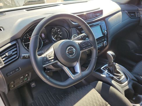 Used 2018 Nissan Rogue SV w/ Premium Package image 22