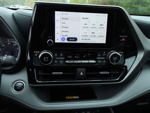 Used 2024 Toyota Highlander XLE image 4