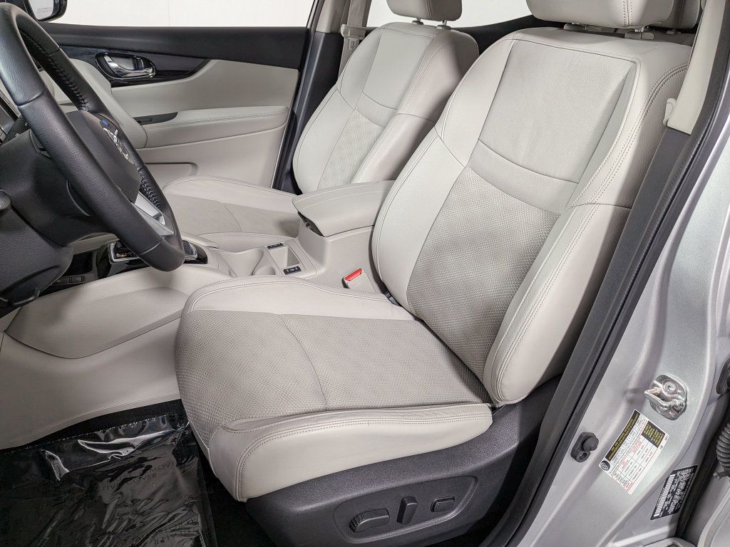 Used 2022 Nissan Rogue Sport SV w/ Technology Package FWD image 14