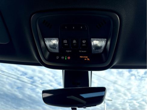 Used 2023 Chevrolet Traverse RS image 24