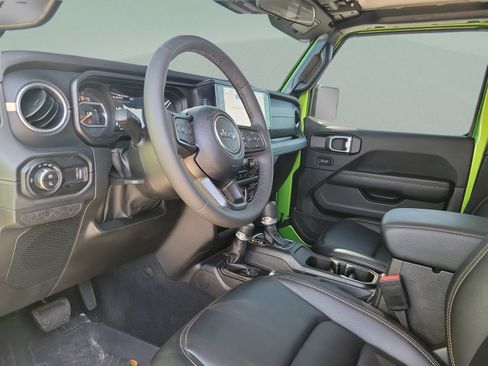 Certified 2025 Jeep Gladiator Sport AWD/4WD image 14