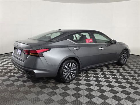 Used 2025 Nissan Altima 2.5 SV FWD image 3