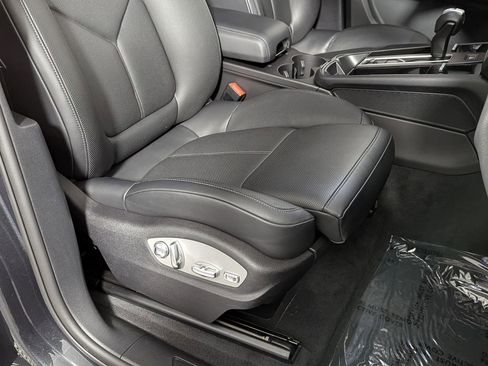 Used 2025 Porsche Macan AWD/4WD image 25