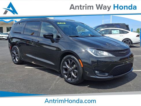Used 2020 Chrysler Pacifica Touring-L w/ S Appearance Package FWD image 1
