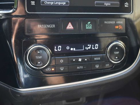 Used 2017 Mitsubishi Outlander SE AWD/4WD image 24