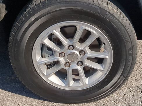 Used 2020 Jeep Grand Cherokee Laredo w/ Security & Convenience Group image 11