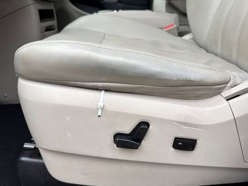 Used 2013 Chrysler Town & Country Touring image 15