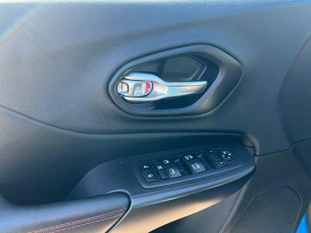 Used 2019 Jeep Cherokee Trailhawk AWD/4WD image 11