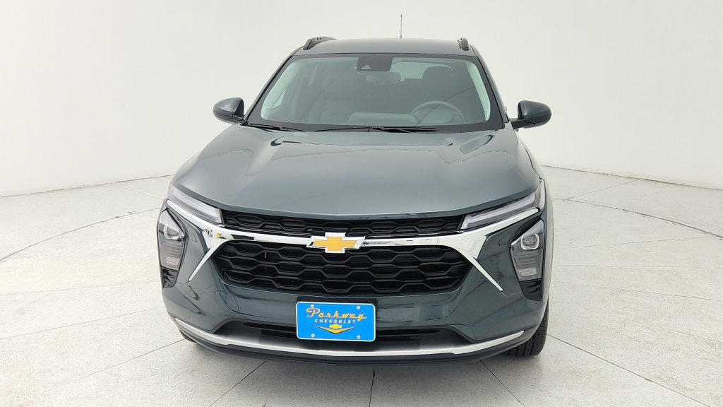 Used 2026 Chevrolet Trax LT FWD image 2