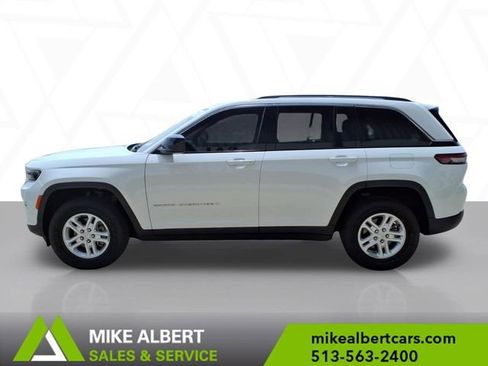 Used 2023 Jeep Grand Cherokee Laredo AWD/4WD image 4