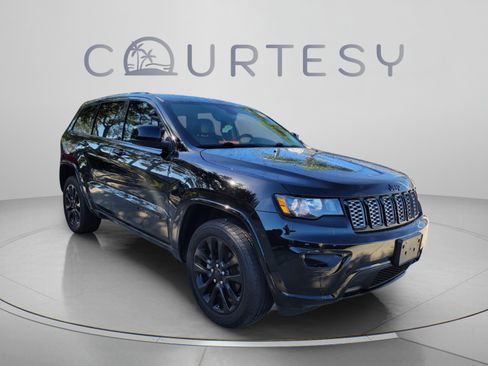 Used 2020 Jeep Grand Cherokee Altitude AWD/4WD image 4