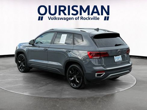 Used 2023 Volkswagen Taos SE w/ Panoramic Sunroof Package FWD image 4