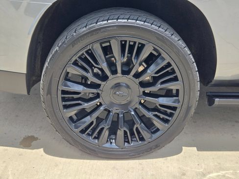 Certified 2025 Chevrolet Suburban High Country AWD/4WD image 28