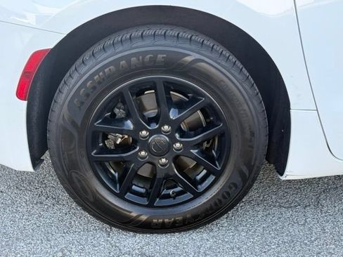 Used 2022 Chrysler Pacifica Touring-L FWD image 13