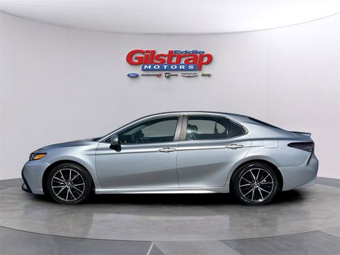 Used 2023 Toyota Camry SE image 3