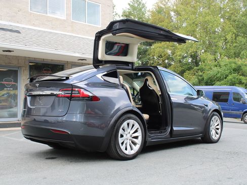 Used 2017 Tesla Model X 75D AWD/4WD image 8