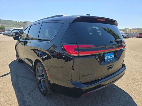 Used 2025 Chrysler Pacifica Limited FWD image 3
