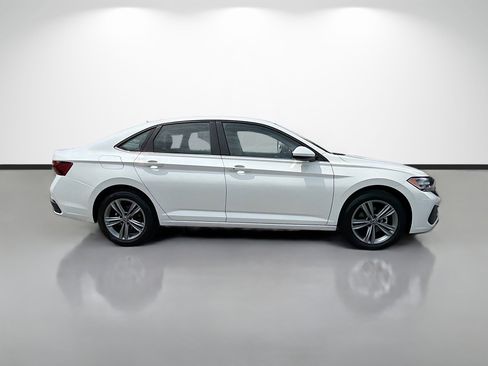 Used 2023 Volkswagen Jetta SE FWD image 2