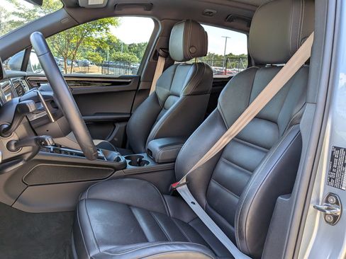 Certified 2025 Porsche Macan AWD/4WD image 5