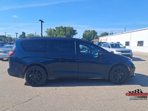 Used 2023 Chrysler Pacifica Limited w/ Uconnect Theater Family Group AWD/4WD image 8