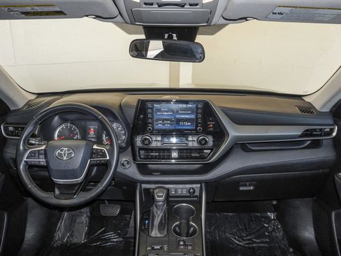Used 2022 Toyota Highlander LE image 25