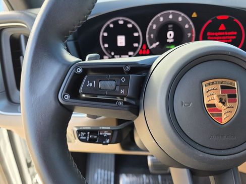 Used 2025 Porsche Cayenne S image 30