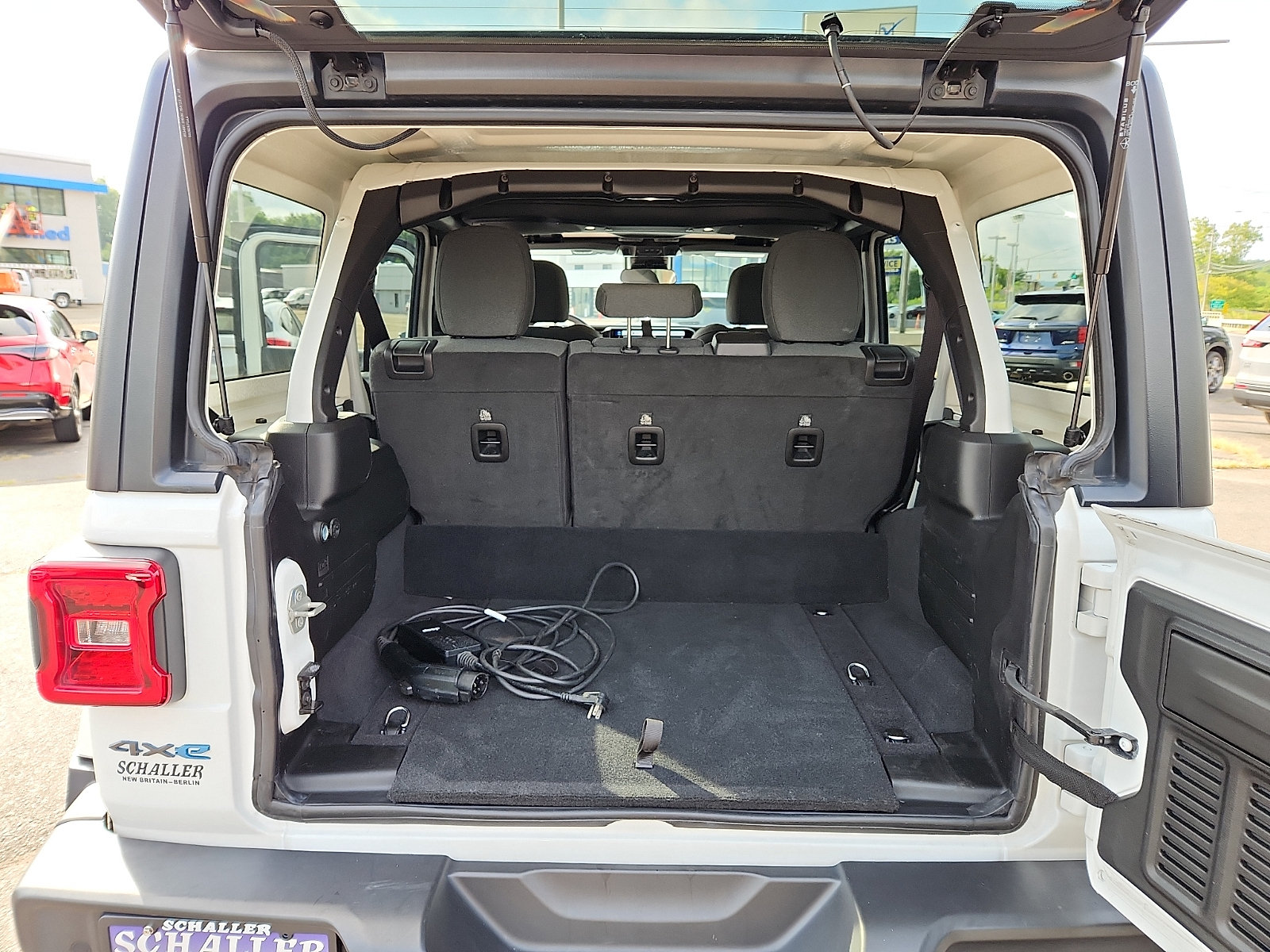 Used 2024 Jeep Wrangler Unlimited w/ Convenience Group AWD/4WD image 28