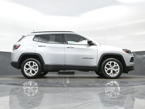 Used 2024 Jeep Compass Latitude image 29