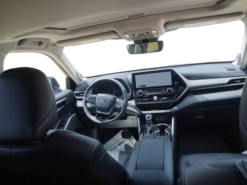 Used 2024 Toyota Highlander Limited FWD image 5
