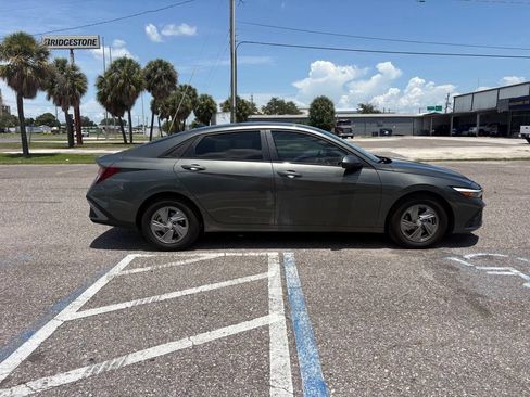 Used 2025 Hyundai Elantra SE FWD image 2