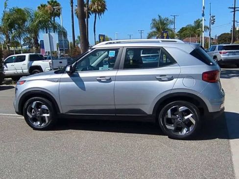 Used 2025 Hyundai Venue SEL FWD image 5