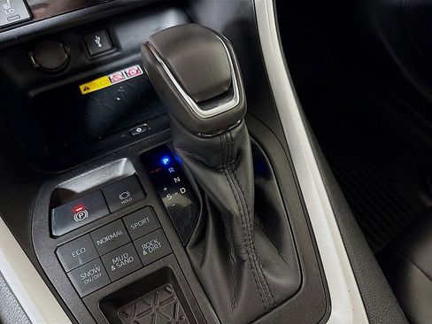 Used 2022 Toyota RAV4 XLE Premium image 18