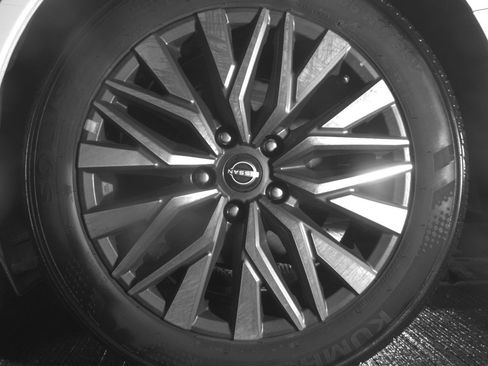 Used 2025 Nissan Altima 2.5 SV FWD image 14