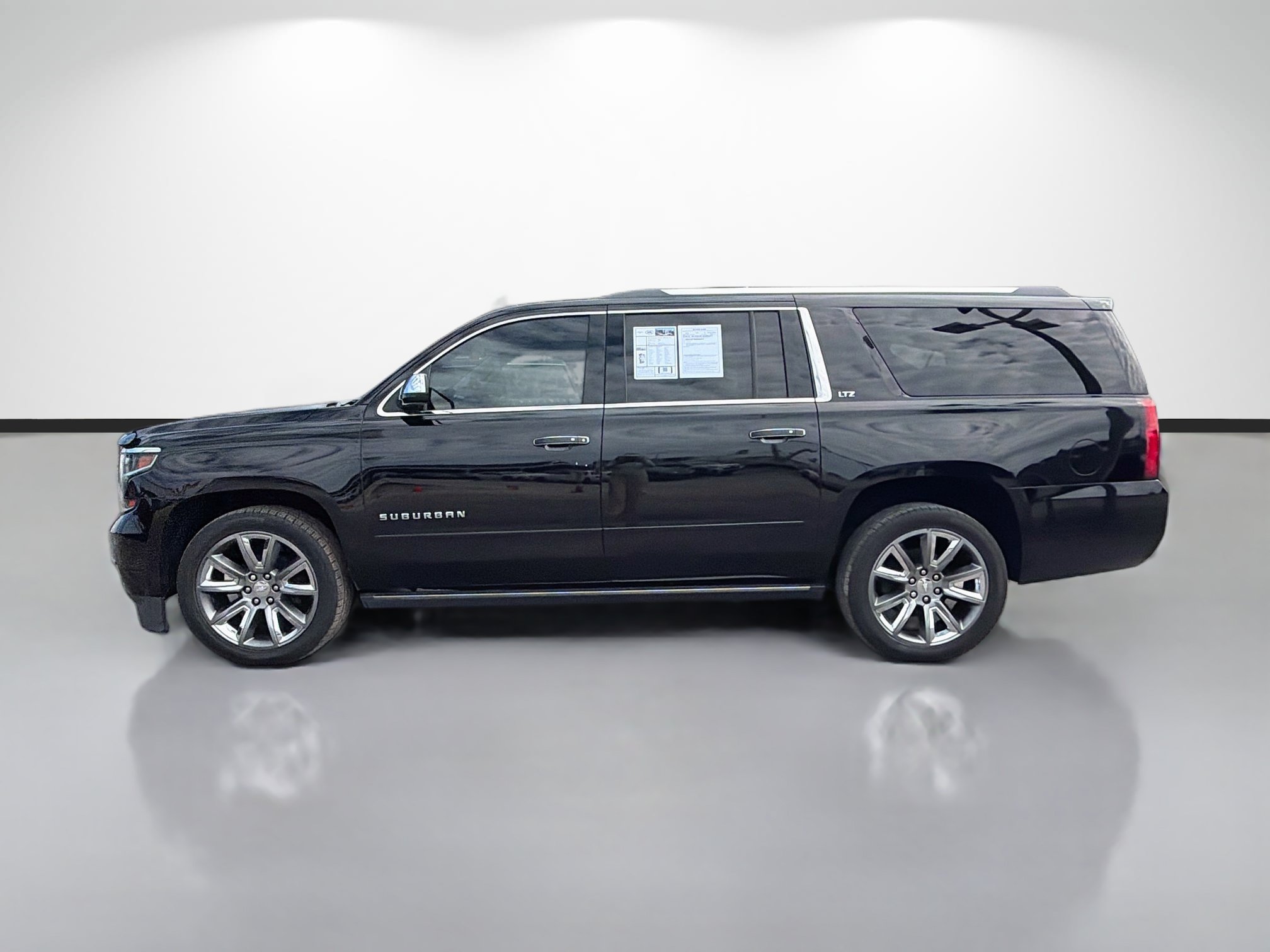 Used 2015 Chevrolet Suburban LTZ RWD image 2