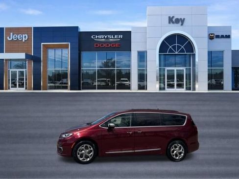 Used 2023 Chrysler Pacifica Limited FWD image 2