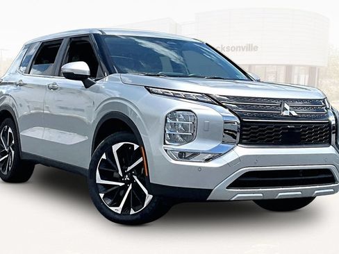 Used 2024 Mitsubishi Outlander SE AWD/4WD image 3