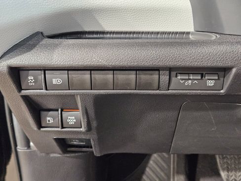 Used 2025 Toyota Sienna LE FWD image 25