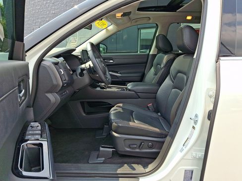 Certified 2024 Nissan Pathfinder SL w/ SL Premium Package AWD/4WD image 16