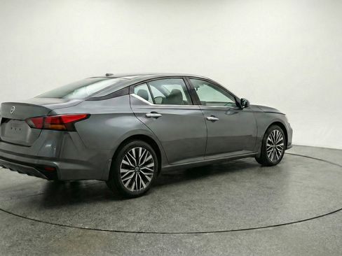 Used 2025 Nissan Altima 2.5 SV image 9