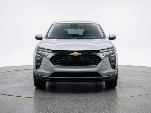 Used 2025 Chevrolet Trax LT FWD image 2