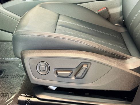 New 2025 Audi Q6 e-tron Premium image 17