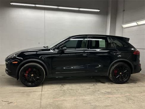 Used 2017 Porsche Cayenne Turbo image 2