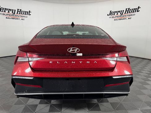Used 2025 Hyundai Elantra SEL FWD image 8